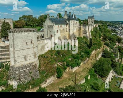 Vue aérienne des logements royaux dans le château central de Chinon avec des murs-rideaux adjacents restaurés récemment avec ciel bleu ciel nuageux d'été Banque D'Images