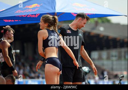 Niklas KAUL (GER/ USC Mainz) avec sa petite amie Mareike ROESING (Rösing)(GER/ USC Mainz). Le coup de feu des hommes a mis, le 7th mai 2022 Athletics Stadtwerke Ratingen tout autour de la réunion, du 7th au 8th mai 2022 à Ratingen/Allemagne. Â Banque D'Images