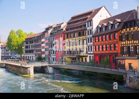 La petite France à Strasbourg, Alsase, France. Vieux bâtiments médiévaux près du canal par beau temps ensoleillé. Banque D'Images