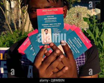 Philadelphie, Pennsylvanie, États-Unis. 17th mai 2022. Un employé de campagne montre fièrement les bons de main de son candidat. (Image de crédit : © Sue Dorfman/ZUMA Press Wire) Banque D'Images