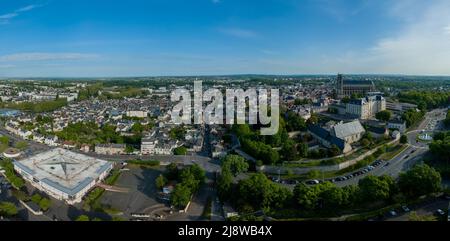 Vue aérienne de la ville médiévale de Bourges en France centrale avec le chef-d'œuvre gothique de la cathédrale Saint-Etienne Banque D'Images