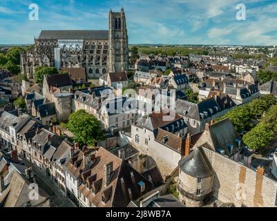 Vue aérienne de la ville médiévale de Bourges en France centrale avec le chef-d'œuvre gothique de la cathédrale Saint-Etienne Banque D'Images