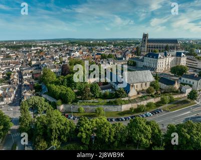 Vue aérienne de la ville médiévale de Bourges en France centrale avec le chef-d'œuvre gothique de la cathédrale Saint-Etienne Banque D'Images