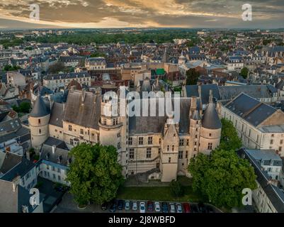 Vue aérienne de la ville médiévale de Bourges en France centrale avec le chef-d'œuvre gothique de la cathédrale Saint-Etienne Banque D'Images