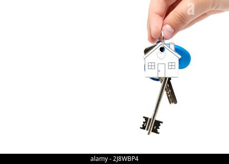 Une main tient les clés d'une maison ou d'un appartement avec un porte-clés sur fond blanc. Banque D'Images