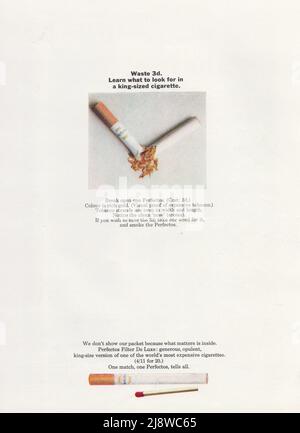 Perfectos cigarettes paquet de cigarettes vintage papier publicité annonce 1970s Banque D'Images