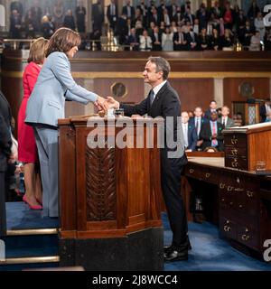 Washington, États-Unis d'Amérique. 17th mai 2022. Washington, États-Unis d'Amérique. 17 mai 2022. Le vice-président américain Kamala Harris, à gauche, accueille le premier ministre grec Kyriakos Mitsotakis, à droite, alors qu'il se prépare à prendre la parole lors d'une session conjointe du Congrès sur Capitol Hill, le 17 mai 2022 à Washington, DC crédit: Lawrence Jackson/White House photo/Alay Live News Banque D'Images