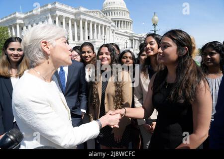 Washington, États-Unis. 18th mai 2022. La représentante Deborah Ross(D-NC) salue les Dreamers Fedora Castelino(NC)(1 à droite), Eti Sinha(CA)(centre) et Millie Ferrera(TX)(1 à gauche) lors d'une conférence de presse sur la loi AmericaÕs Children, aujourd'hui le 18 mai 2022 à la Maison Triangle/Capitol Hill à Washington DC, aux États-Unis. (Photo de Lénine Nolly/Sipa USA) Credit: SIPA USA/Alay Live News Banque D'Images