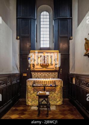 Alter avec chandelle votive dans la chapelle de la vieille église de St Pancras. Londres. Banque D'Images