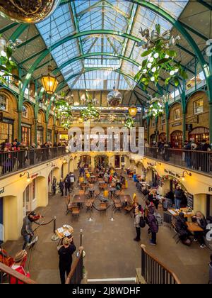 Salle à manger au sous-sol de Covent Garden décorée avec de grandes décorations de Noël illuminées en GUI. Londres Banque D'Images