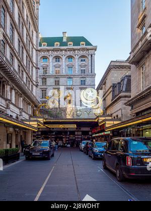 Façade extérieure de l'hôtel Savoy avec décorations de Noël illuminées au-dessus de la voûte argentée. Londres. Banque D'Images