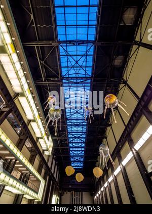 Aérobies suspendus du plafond de la turbine Hall de Tate Modern. Exposition d'Anicka Yi commandée par Hyundai Banque D'Images