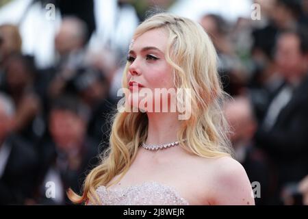 Elle Fanning pose lors de la projection de 'Top Gun: Maverick' lors du festival annuel de Cannes 75th au Palais des Festivals le 18 mai 2022 à Cannes, France. Photo de David Boyer/ABACAPRESS.COM Banque D'Images