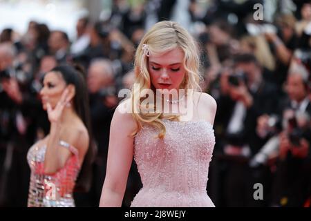 Elle Fanning pose lors de la projection de 'Top Gun: Maverick' lors du festival annuel de Cannes 75th au Palais des Festivals le 18 mai 2022 à Cannes, France. Photo de David Boyer/ABACAPRESS.COM Banque D'Images