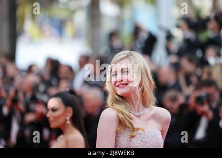 Elle Fanning pose lors de la projection de 'Top Gun: Maverick' lors du festival annuel de Cannes 75th au Palais des Festivals le 18 mai 2022 à Cannes, France. Photo de David Boyer/ABACAPRESS.COM Banque D'Images