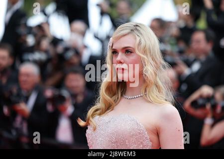 Elle Fanning pose lors de la projection de 'Top Gun: Maverick' lors du festival annuel de Cannes 75th au Palais des Festivals le 18 mai 2022 à Cannes, France. Photo de David Boyer/ABACAPRESS.COM Banque D'Images