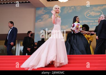 Elle Fanning pose lors de la projection de 'Top Gun: Maverick' lors du festival annuel de Cannes 75th au Palais des Festivals le 18 mai 2022 à Cannes, France. Photo de David Boyer/ABACAPRESS.COM Banque D'Images