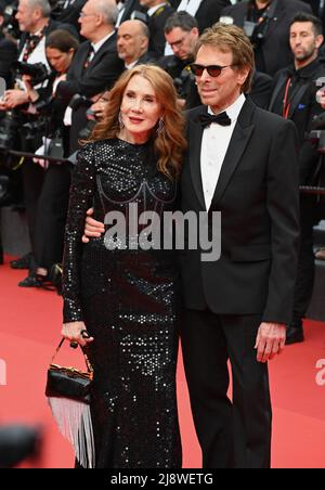 Cannes, France. 18th mai 2022. CANNES, FRANCE. 18 mai 2022 : Linda Bruckheimer et Jerry Bruckheimer à la première de gala pour TopGun : Maverick au Festival de Cannes 75th. Crédit photo : Paul Smith/Alamy Live News Banque D'Images