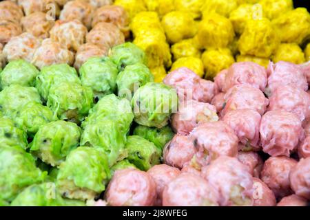 Organisation de boulettes chinois dim sum dans un cuiseur vapeur. Dim sum est un style de cuisine cantonaise préparée comme de petites portions de la tradition alimentaire Banque D'Images