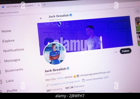 KONSKIE, POLOGNE - 18 mai 2022 : compte Twitter officiel Jack Grealish affiché sur l'écran de l'ordinateur portable Banque D'Images