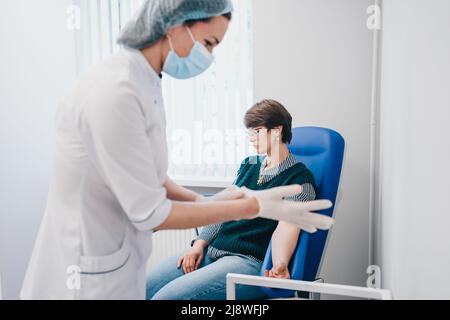 Préparation pour les analyses sanguines. La femme est venue à la clinique. Banque D'Images