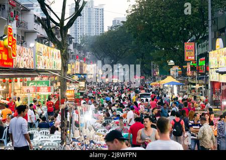 Kuala Lumpur; Malaisie - 28 janvier; 2017: Scène de rue de Jalan Alor un quartier populaire de nourriture et de petits restaurants la nuit situé dans la région de Bukit Bintang de Kuala Lumpur Banque D'Images