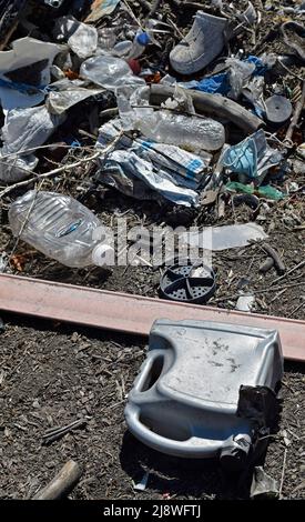 Déchets déversés le long de la piste Alameda Creek à Union City, Californie Banque D'Images