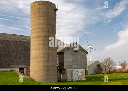 Pigeon, Michigan - Une éolienne, faisant partie du projet de vent Harvest II, près d'une grange dans la Thumb du Michigan. Banque D'Images