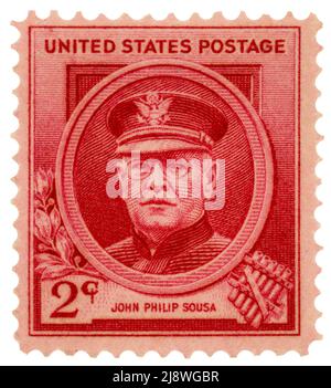 John Philip Sousa (1854-1932) dirige la bande du corps des Marines des États-Unis de 1880 à 1892, puis dirige son propre groupe. Il y a 100 marches, parmi lesquelles les plus célèbres sont 'Semper Fidelis' (la marine corps march), 'la Washington Post March' et 'The Stars and Stripes Forever'. Il est photographié ici sur un timbre de couleur rose. Banque D'Images