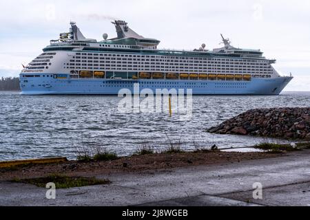 Helsinki / Finlande - 13 MAI 2022 : MV Voyager of the Seas, exploité par Royal Caribbean, au départ du port d'Helsinki Banque D'Images