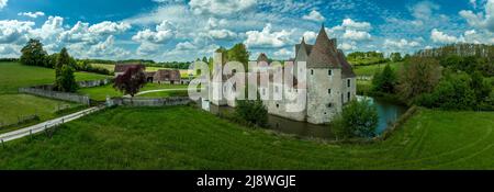 Vue aérienne du château d'eau de Buranlure au milieu d'un écrin verdoyant dans la vallée de la Loire Banque D'Images