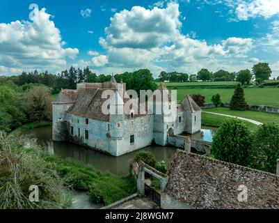 Vue aérienne du château d'eau de Buranlure au milieu d'un écrin verdoyant dans la vallée de la Loire Banque D'Images