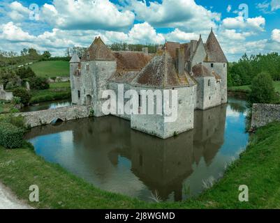 Vue aérienne du château d'eau de Buranlure au milieu d'un écrin verdoyant dans la vallée de la Loire Banque D'Images