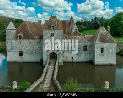 Vue aérienne du château d'eau de Buranlure au milieu d'un écrin verdoyant dans la vallée de la Loire Banque D'Images