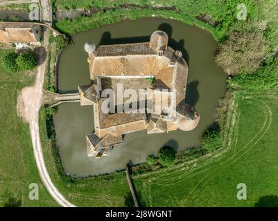Vue aérienne du château d'eau de Buranlure au milieu d'un écrin verdoyant dans la vallée de la Loire Banque D'Images