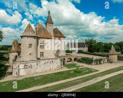 Vue aérienne du château de Beauvoir Château français médiéval restauré avec pont, tours, pelouse soignée et jardin Banque D'Images
