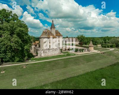 Vue aérienne du château de Beauvoir Château français médiéval restauré avec pont, tours, pelouse soignée et jardin Banque D'Images