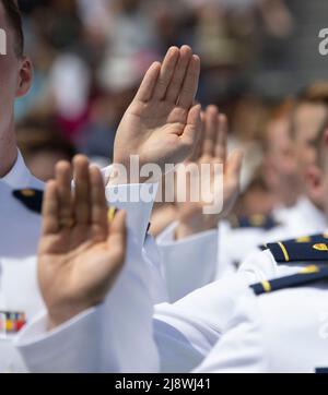 Les cadets de la Garde côtière des États-Unis prêtent serment lors de la cérémonie de commencement de la United States Coast Guard Academy au Cadet Memorial Field à New London, Connecticut, États-Unis, le 18 mai 2022. Crédit : CJ Gunther/Pool via CNP Banque D'Images