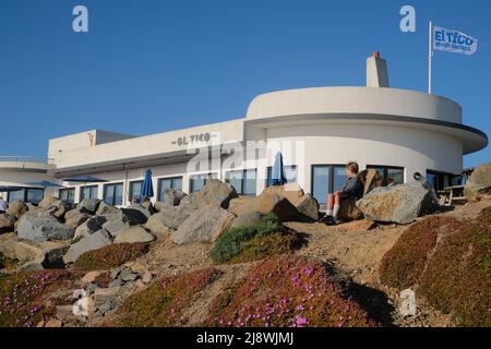 El Tico Beach Cantina, St Ouens Bay (Five Mile Road) Jersey Channel Islands. Café en bord de plage dans un bâtiment art déco lors d'une soirée ensoleillée d'été Banque D'Images