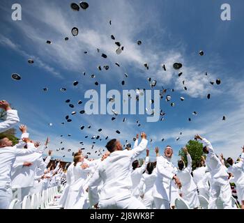 New London, États-Unis d'Amérique. 18 mai 2022. Les diplômés de la U.S. Coast Guard Academy lancent leur chapeau dans les airs pour célébrer la conclusion de la cérémonie de lancement 141st à la Coast Guard Academy, le 18 mai 2022 à New London, Connecticut. L'Académie de la Garde côtière a obtenu l'diplôme de 252 nouveaux officiers ainsi que de neuf étudiants internationaux. Crédit : PO3 Matthew Thieme/États-Unis Coast Guard photo/Alamy Live News Banque D'Images