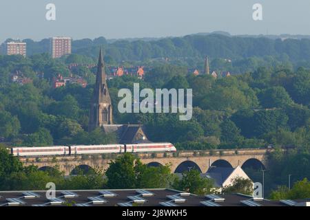 An LNER Azuma train traversant Kirkstall Road Viaduct à Leeds, West Yorkshire, Royaume-Uni Banque D'Images