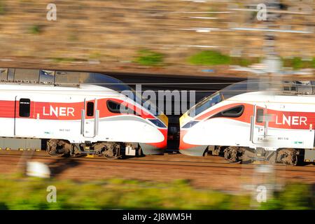 Les trains Azuma à double entête se dirigent vers la gare de Leeds City Banque D'Images