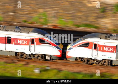 Les trains Azuma à double entête se dirigent vers la gare de Leeds City Banque D'Images