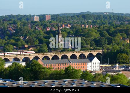 Un PETIT train Azuma traversant Kirkstall Road Viaduct à Leeds, West Yorkshire, Royaume-Uni Banque D'Images