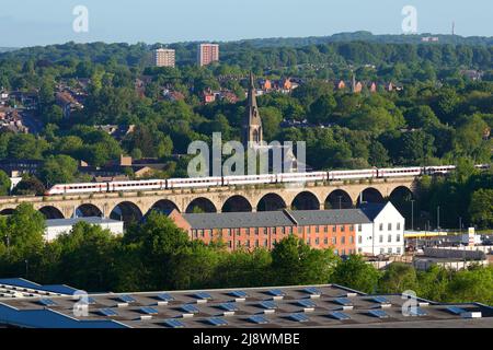 Un PETIT train Azuma traversant Kirkstall Road Viaduct à Leeds, West Yorkshire, Royaume-Uni Banque D'Images