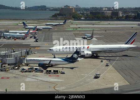 Un Boeing 777 d'Air France, un taxi pour passagers, vous permet de vous rendre à une porte de l'aéroport international de San Francisco, en Californie. Banque D'Images