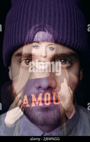 Photo conceptuelle de beau barbu homme en chapeau violet et belle femme à cheveux longs regardant l'appareil photo Banque D'Images