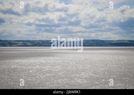 Vue sur le pays de Galles depuis l'estuaire de la Dee Banque D'Images