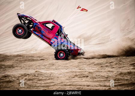 Doha, Qatar, le 23 février 2018 : voiture buggy hors route dans les dunes de sable du désert qatari. Banque D'Images