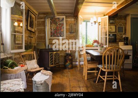 Meubles anciens dans la cuisine et la salle à manger à l'intérieur de la vieille maison en bois de style cottage Canadiana datant de 1780. Banque D'Images